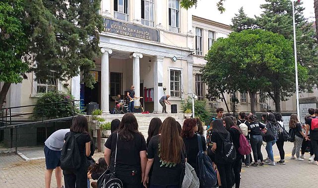 İzmir'de lise öğrencileri yılın yorgunluğunu festivalle attı