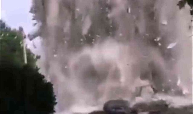 İzmir'de paniğe yol açan yıkım: O anlar kamerada