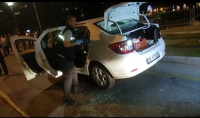 İzmir'de seyir halindeki otomobile silahlı saldırı: 1 ölü, 1 yaralı