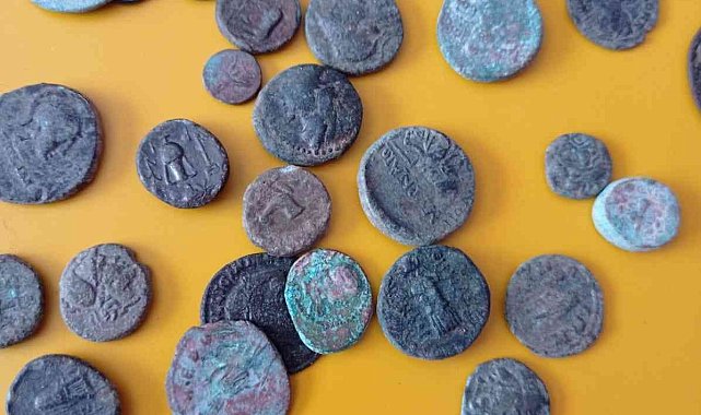 İzmir'de tarihi eser niteliğinde 61 sikke ele geçirildi