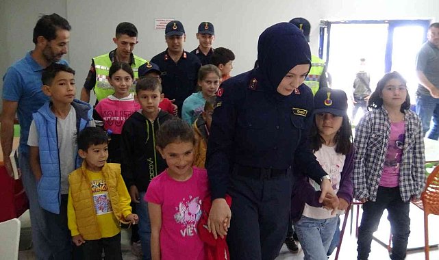 Jandarma köy çocuklarını sinemayla buluşturdu