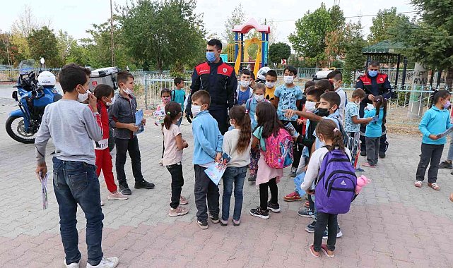 Jandarmadan köy çocuklarına sürpriz ziyaret