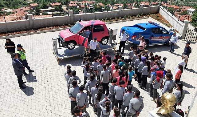Jandarmadan ortaokul ve ilkokul öğrencilerine trafik eğitimi