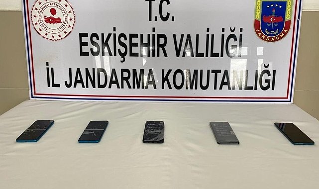 Kaçak cep telefonu satılan işyerine jandarmadan operasyon