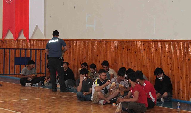 Kaçak göçmenlerin ülkelerine gönderilmesi tüm hızıyla devam ediyor