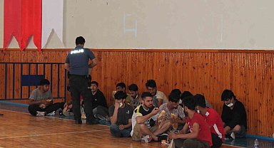 Kaçak göçmenlerin ülkelerine gönderilmesi tüm hızıyla devam ediyor