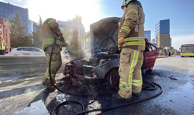 Kadıköy'de alevlere teslim olan otomobil hurdaya döndü