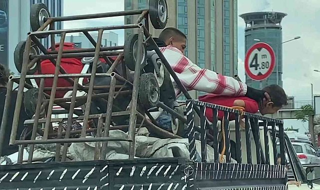 Kadıköy'de kamyonet kasasında aile boyu tehlikeli yolculuk kamerada