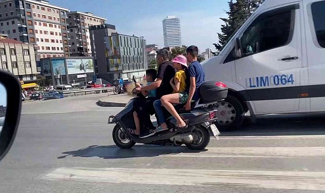 Kadıköy'de motosiklet üzerinde aile boyu tehlikeli yolculuk kamerada