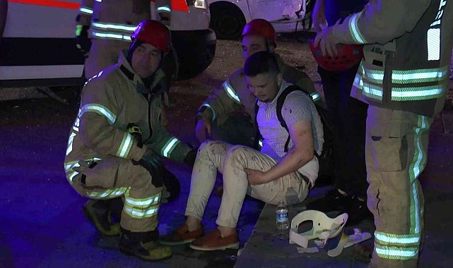 Kadıköy'de otomobil otobüs durağına daldı: 1'i ağır 5 yaralı