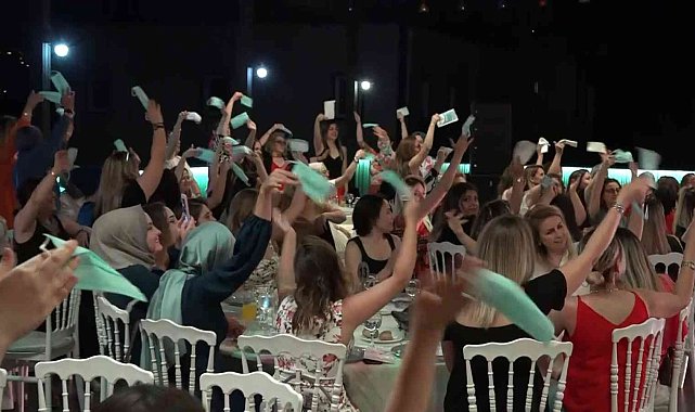 Kadınlar matinede mendil yerine maske salladı