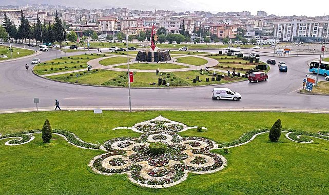 Kahramanmaraş'ta kavşak ve refüjlerde çiçek açtı