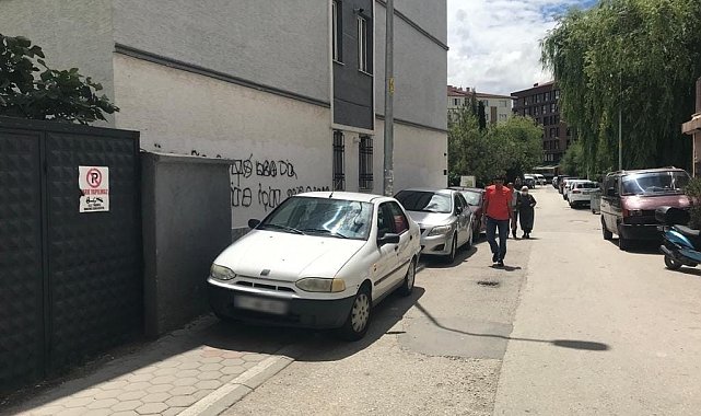 Kaldırım değil adeta otopark