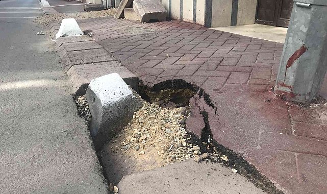 Kaldırım göçüğü direği yamulttu