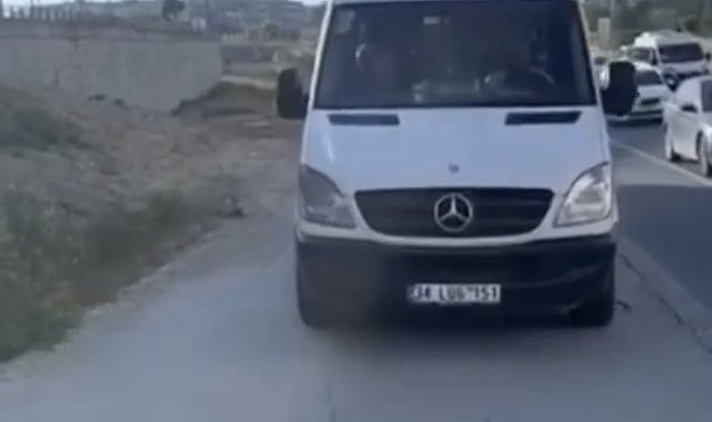 Kaldırımda ilerleyen personel servisinin önüne atlayıp tepki gösterdi