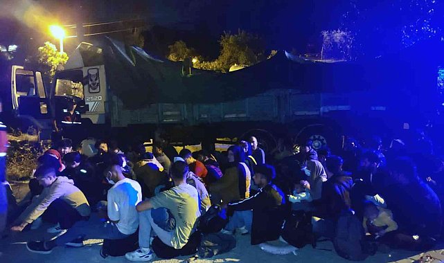 Kamyon kasasında 96 düzensiz göçmen yakalandı