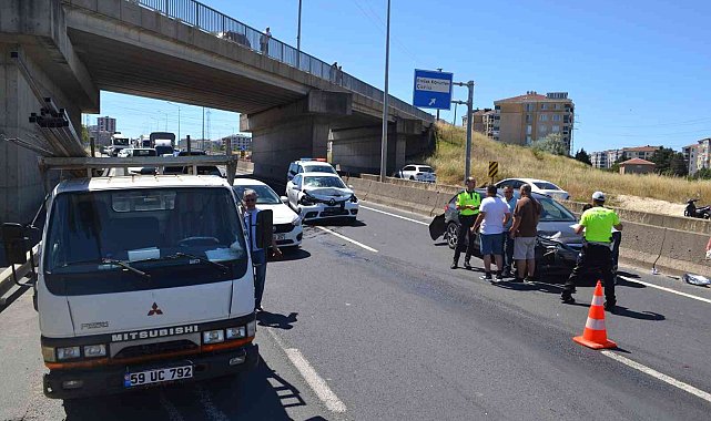 Kamyonet kasasından yola fırlayan demirler kazaya neden oldu