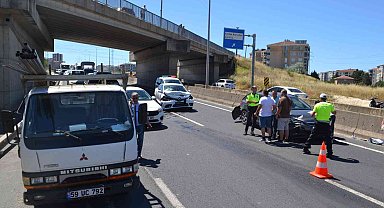 Kamyonet kasasından yola fırlayan demirler kazaya neden oldu