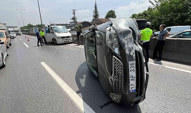 Kamyonun çarptığı otomobil takla atıp yan durdu