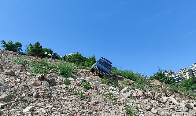 Kapının önüne park edilen otomobil dik rampadan yol kenarına uçtu