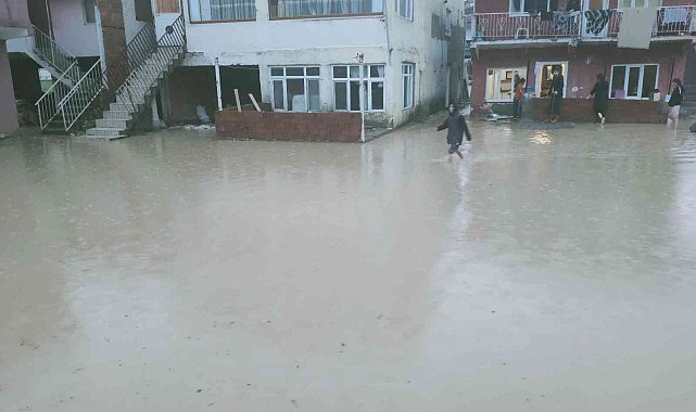 Karabük&#039;te sağanak sonrası evlerin giriş katlarını su bastı