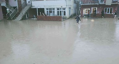 Karabük'te sağanak sonrası evlerin giriş katlarını su bastı