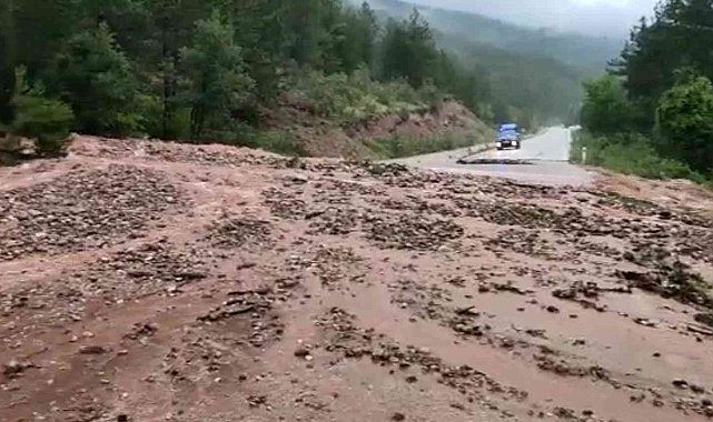 Karabük&#039;te sağanak ve dolu sonrası yol ulaşıma kapandı