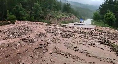 Karabük'te sağanak ve dolu sonrası yol ulaşıma kapandı