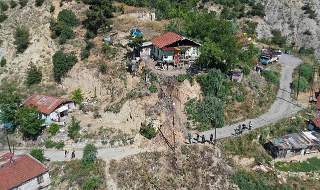 Karabük&#039;te toprak kayması nedeniyle 5 ev tedbir amaçlı boşaltıldı