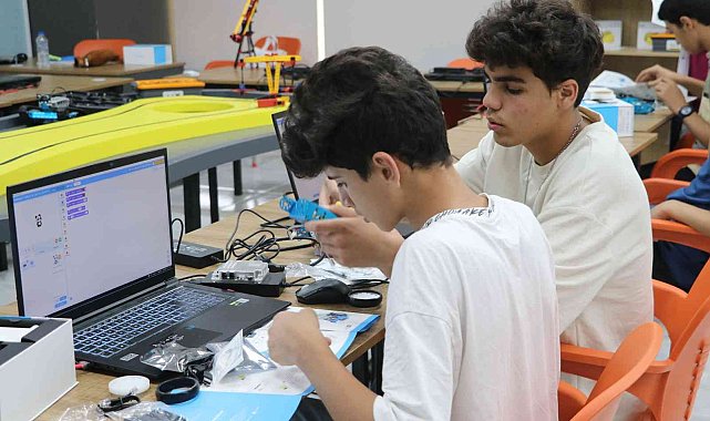 Karaköprü&#039;de gençler robotik kodlama eğitimi alıyor