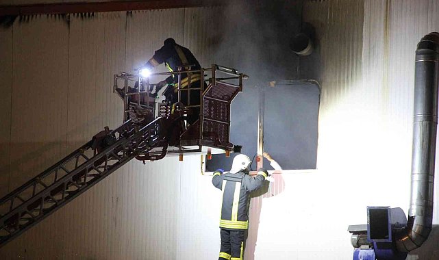Karaman&#039;da bisküvi fabrikasında yangın çıktı, 10 işçi dumandan etkilendi