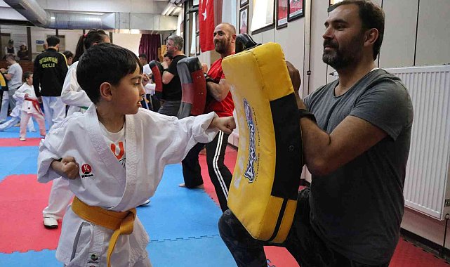 Karateci çocuklar babalarını terletti