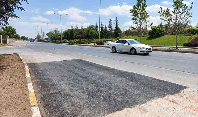 Karayolunun kenarında oluşan esrarengiz çukur kapatıldı