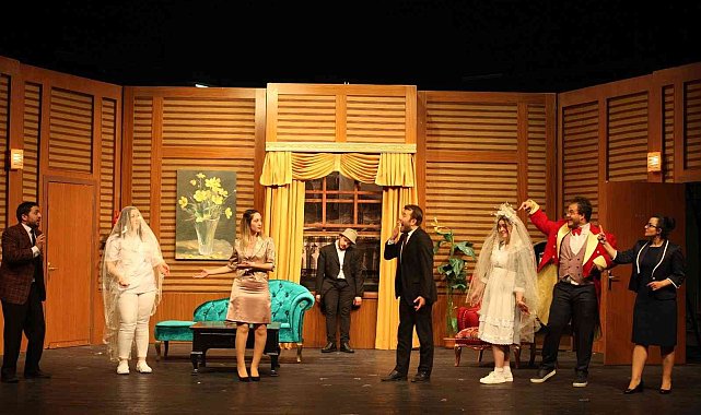 Karmakarışık Tiyatro Oyunu İzmir'de beğeni topladı