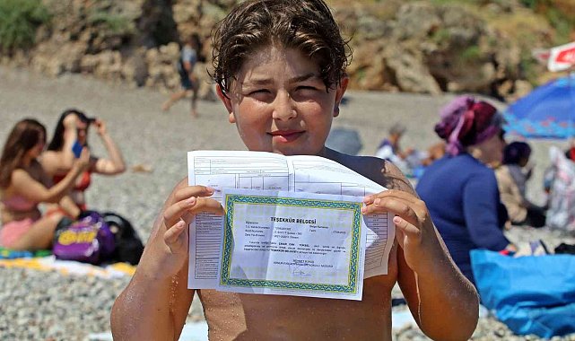 Karnesini alan denize koştu, dünyaca ünlü sahil çocuklarla doldu