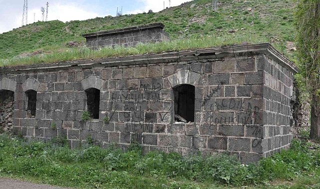 Kars Dereiçi'nde bulunan tarihi hamam yıkılıyor