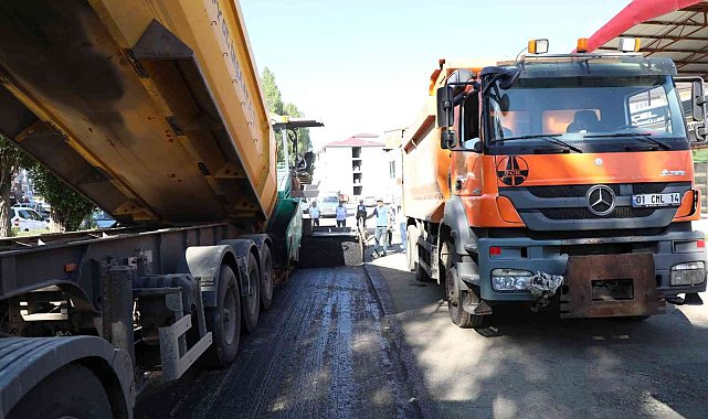 Kars&#039;ta şehiriçi yollarda sıcak asfalt atılıyor