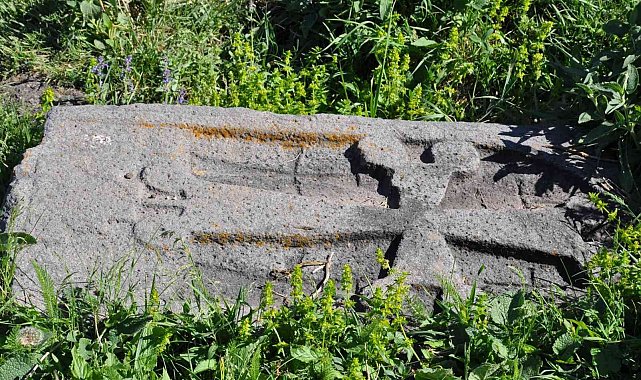 Kars&#039;ta tarihi mezarlık yok oluyor