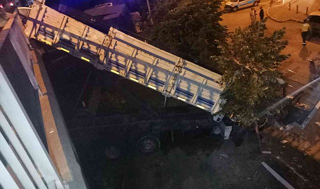 Karşı şeride geçip otomobile çarpan kamyon alt yola düştü: 1 ölü, 5 yaralı