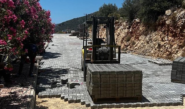 Kaş'ta 50 metrekarelik yol ve sokağa kilitli parke taşı döşeniyor