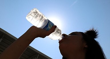 Kavurucu sıcaklarda susuzluk hissi olmasa bile her gün en az 2-2,5 litre sıvı tüketilmeli