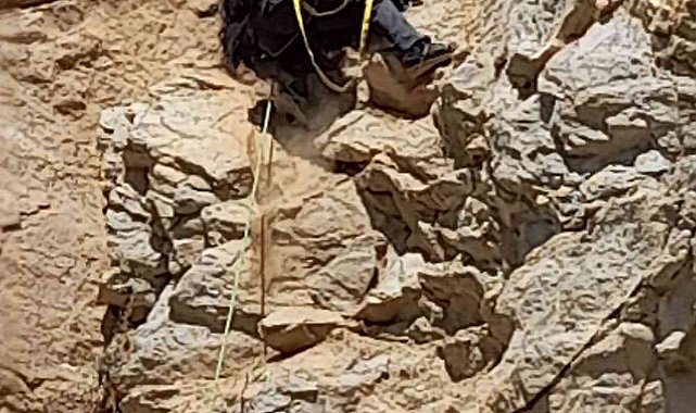 Kayalıklarda mahsur kalan keçi 4 gün sonra kurtarıldı