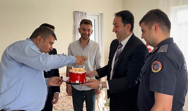 Kaymakam Bolat'dan gaziye doğum günü sürprizi