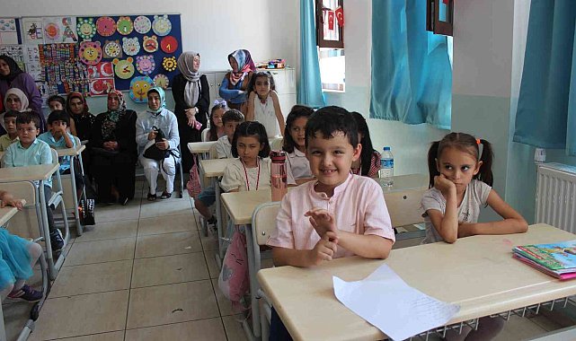 Kaymakam Ünal ve Başkan Şahin öğrencilerin karne heyecanına ortak oldular