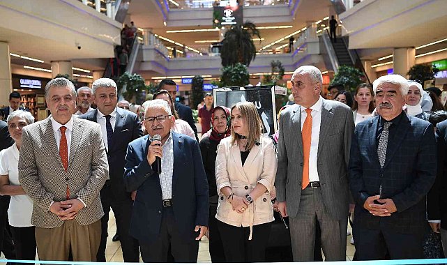 KAYMEK sergisini açan Başkan Büyükkılıç'a sürpriz hediye