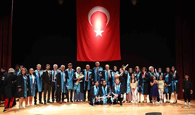 KAYÜ Mustafa Çıkrıkçıoğlu MYO&#039;da mezuniyet sevinci