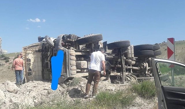 Kazada kolu kopan sürücü kaldırıldığı hastanede yaşamını yitirdi