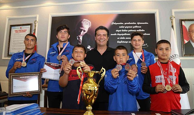 Kazandıkları kupayı Başkan Genç&#039;e hediye ettiler