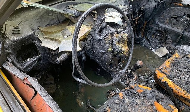 Kazaya karıştı, alev topuna dönen otomobilini bırakıp kaçtı