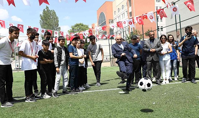 Keçiören Belediyesi bir okula daha halı saha kazandırdı